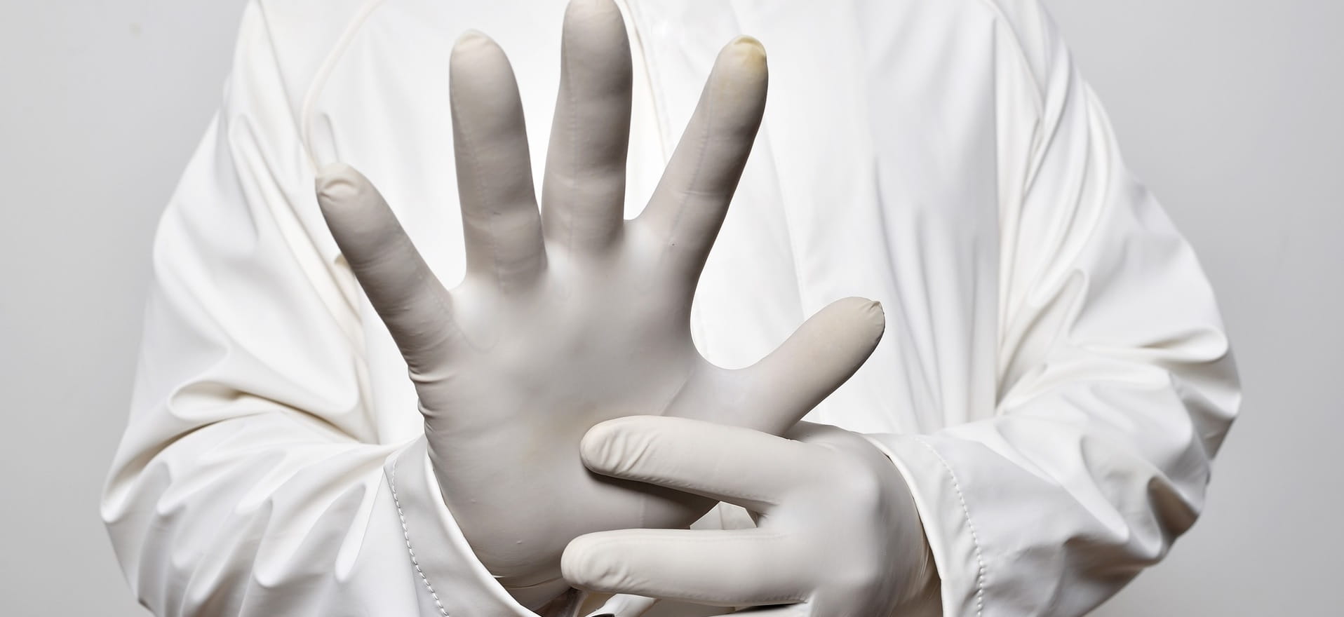 Ein Arzt mit Handschuhen